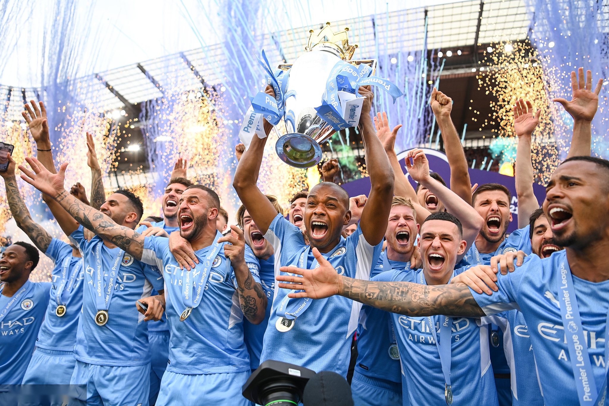 势却依然扑 势却依然扑